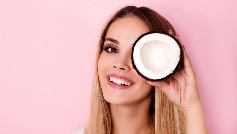 Dưỡng mi bằng dầu dừa có an toàn không