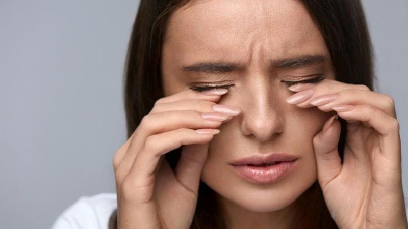 Lông mi rơi vào mắt sẽ đi đâu