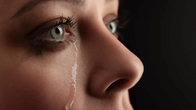 Tại sao lông mi rơi vào mắt có thể gây hại